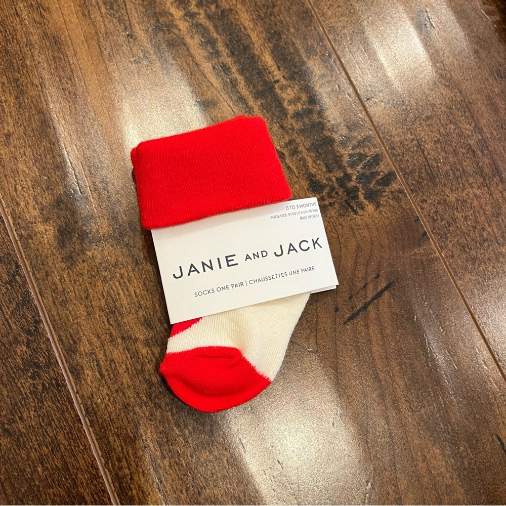Janie and Jack BRAND NEW Heart Socks 0-3 months